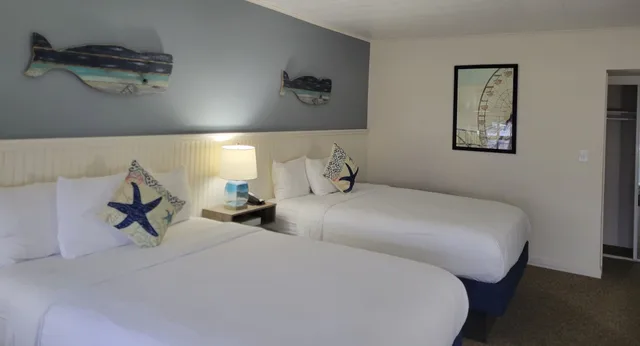 غرفة بسريرين كوين بمطبخ صغير، The Circle Hotel Fairfield 3/10