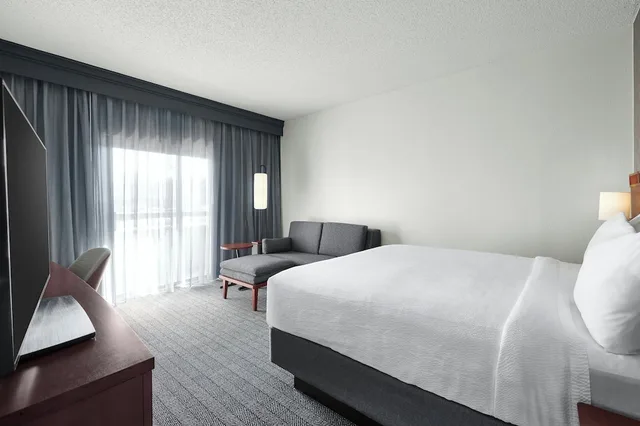 Room, King Bed, Sofa, Courtyard by Marriott St Louis Creve Coeur 1/6