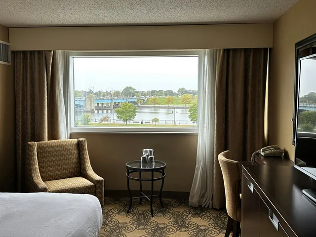غرفة بسرير كينج لذوي الإعاقة، DoubleTree by Hilton Hotel Bay City - Riverfront 2/4