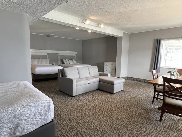Family Suite, 3 Queen Beds, Lake Front, Sofa، The Georgian Lakeside Resort 1/2