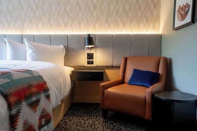 غرفة بسرير كينج، Everwild Canmore - Nordic Spa & Hotel 4/10