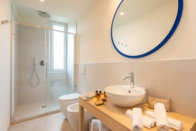 غرفة ديلوكس ثلاثية بسرير كوين مع أريكة، L'alba Hotel 4/4