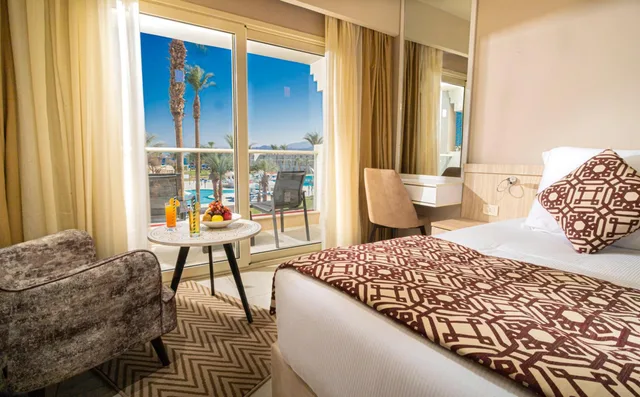 غرفة بسرير كينج بإطلالة على المسبح، Amarina Abu Soma Resort and Aquapark 6/8