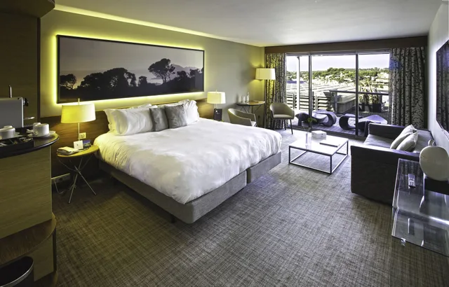 غرفة بسرير كوين بإطلالة على البحر مع أريكة، Thalazur Bandol Ile Rousse Hotel 1/3