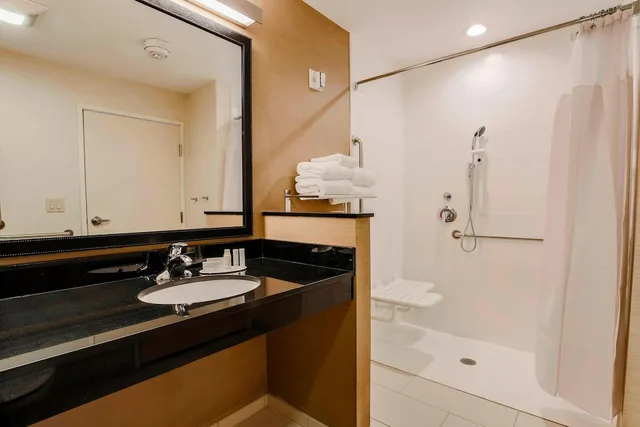 جناح بسريرين كوين مع أريكة لذوي الإعاقة، Fairfield Inn Suites Snyder 3/4