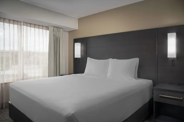 غرفة بسرير كينج بغرفة نوم واحدة مع أريكة لذوي الإعاقة، Residence Inn Spokane E Valley 2/4