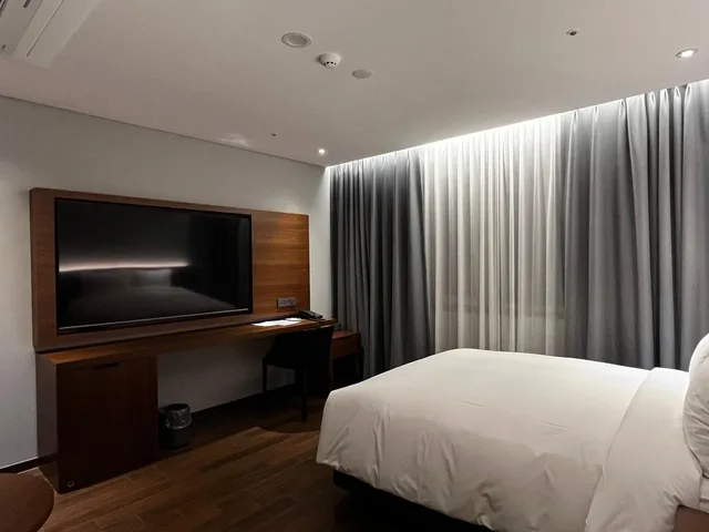 Deluxe, Queen Bed, with View, No Window، The Marevo 1/1