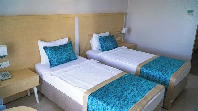 غرفة عائلية بسرير مزدوج وسريرين منفصلين بإطلالة على الحديقة بشرفة، Pirates Park Resort 1/4