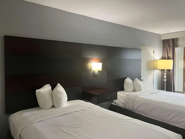 2 Full Beds - Non-Smoking, Kitchen، Motel6 Charlotte, NC – Airport South 2/3