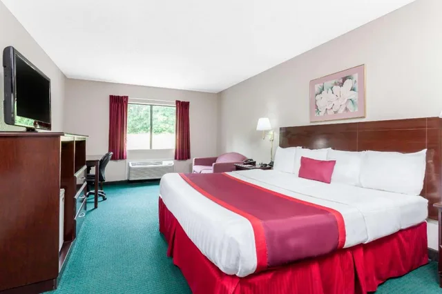 غرفة قياسية بسرير كينج لذوي الإعاقة، Ramada by Wyndham Tell City 2/6