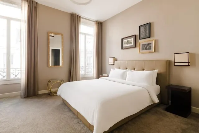 Standard, Queen Bed, Sonder Le Frochot 1/3