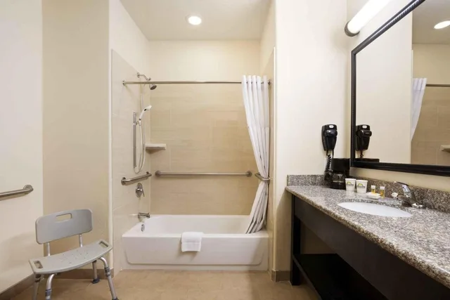 جناح بسريرين كوين بحوض استحمام لذوي الإعاقة، Days Inn & Suites By Wyndham Galveston West/Seawall 2/3