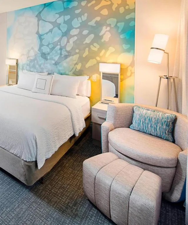 غرفة بسرير كينج مع أريكة بحوض استحمام لذوي الإعاقة، Courtyard by Marriott West Palm Beach Airport 1/4