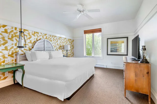 1 Bedroom, King Bed, Resort View, Sofa, Hilton Grand Vacations Club Tremblant Canada 2/4