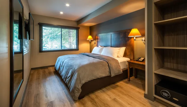جناح استوديو بسرير كينج مع أريكة بمطبخ صغير، Buffalo Mountain Lodge 1/3