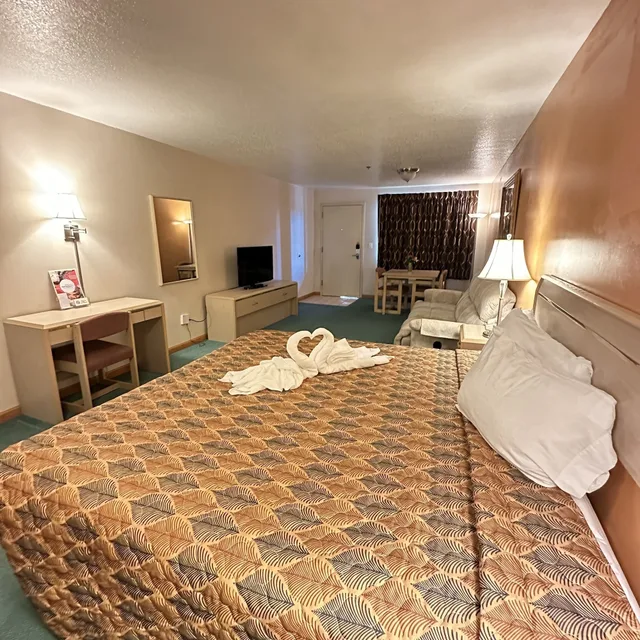 غرفة ديلوكس بسرير كينج بجاكوزي، Timberland Inn & Suites 3/10