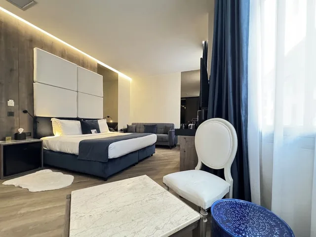 Royal, Blue, Suite, King Bed, Hot Tub، Athens The L7 Str - Luxury Boutique Collection Hotel 9/10