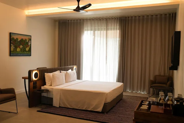 جناح بسرير كينج مع أريكة، Resort Country Club, Manesar-WorldHotels Distinctive 2/10