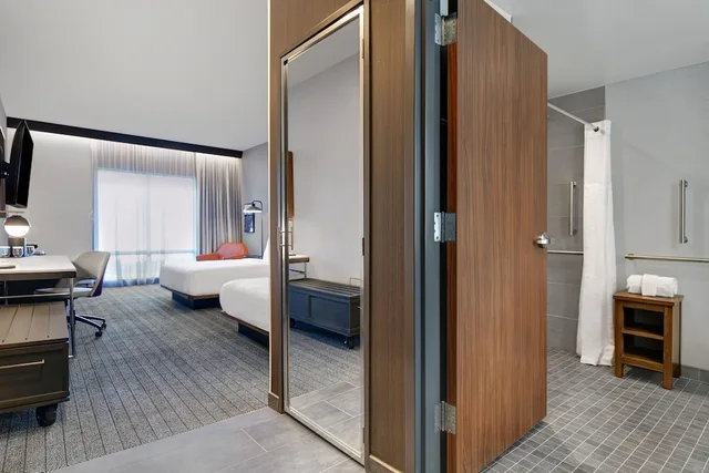 غرفة بسريرين كوين لذوي الإعاقة، Courtyard Hamilton 3/3