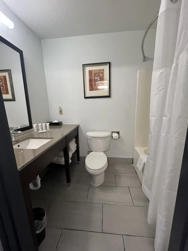 غرفة بسريرين كوين، Country Inn & Suites by Radisson, Topeka West, KS 7/7