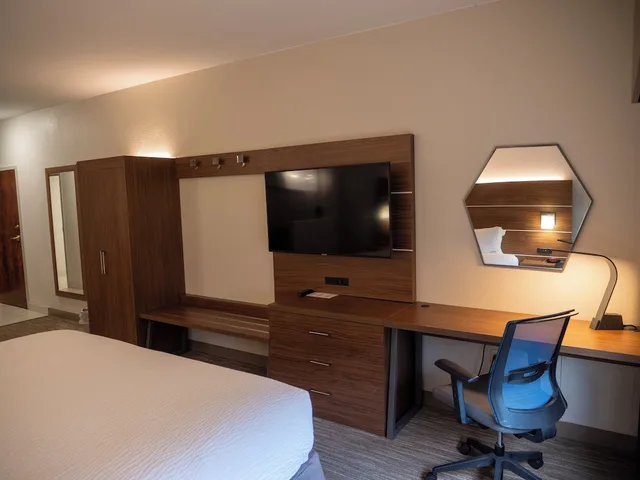 جناح بسرير كينج مع أريكة، Holiday Inn Express Suites Greenville Airport 6/8
