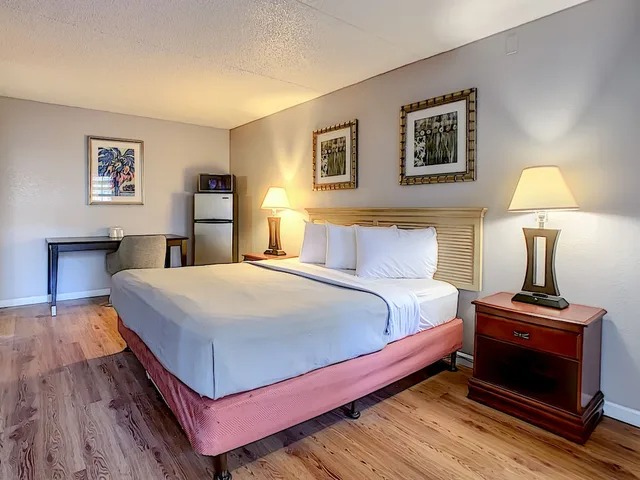غرفة بسرير كينج مع أريكة، Motel 6 Jacksonville Fl Airport Area South 4/10
