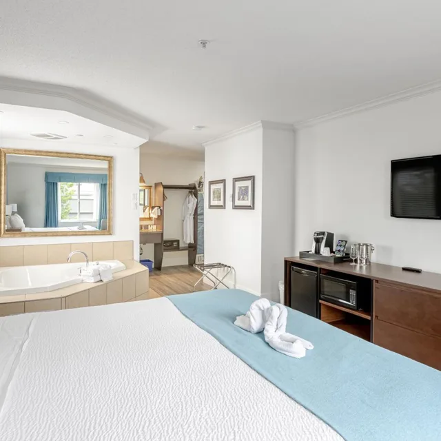 غرفة بسرير كينج بجاكوزي، Ramada By Wyndham Surrey/Langley 5/7