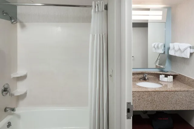 1 Bedroom, Suite, 2 Double Beds, Ocean Front, Sofa, Corner, Courtyard Virginia Beach Oceanfront South 3/4