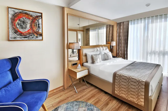 جناح كومفورت بسرير كوين بغرفة نوم واحدة مع أريكة، Bof Hotels Ceo Suites 7/10
