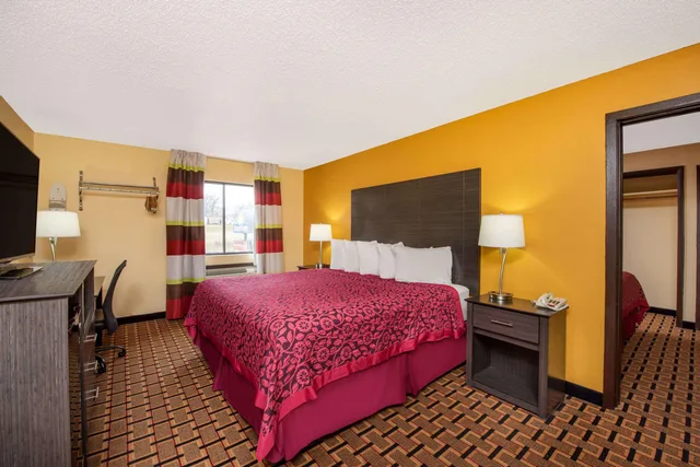 جناح بسرير كينج بغرفتي نوم، Days Inn By Wyndham Carthage 1/3