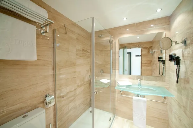 غرفة بسريرين منفصلين بإطلالة على البحر بشرفة، Grupotel Taurus Park 6/7