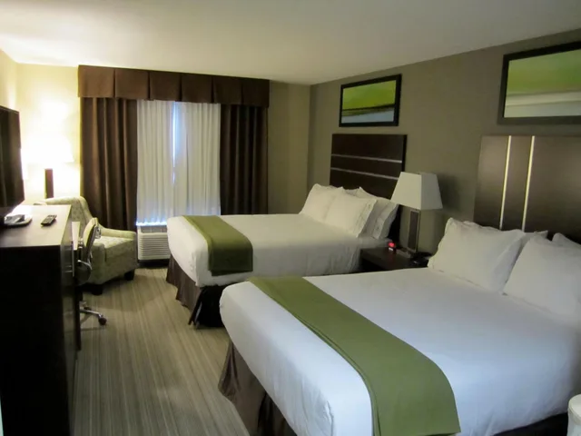 غرفة قياسية بسرير كينج وسريرين كوين، HOLIDAY INN EXPRESS GOLDEN KICKING HORSE 2/6