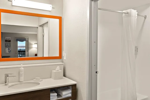 جناح عائلي بسرير بطابقين وسريرين كوين بشرفة مع أريكة، Hampton Inn & Suites by Hilton Petoskey 4/5