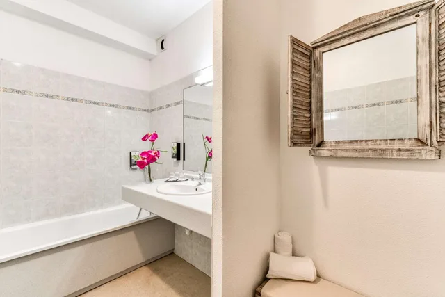 غرفة عائلية بسرير كينج وسريرين منفصلين مع أريكة، Sure Hotel by Best Western Beziers Le Monestie 12/12