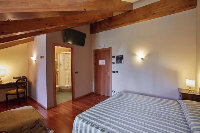جناح جونيور، Hotel Liberty 3/5