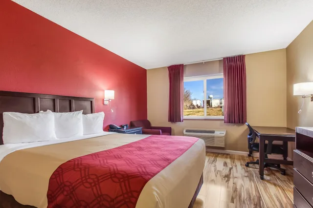 Standard, Queen Bed, Econo Lodge Shelbyville KY 1/4
