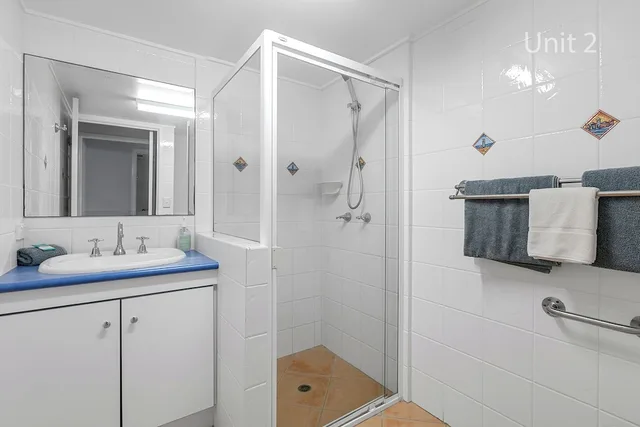 غرفة بسرير كوين وسريرين منفصلين بإطلالة على البحر بغرفتي نوم في الطابق الأرضي، Capeview Apartments 8/8