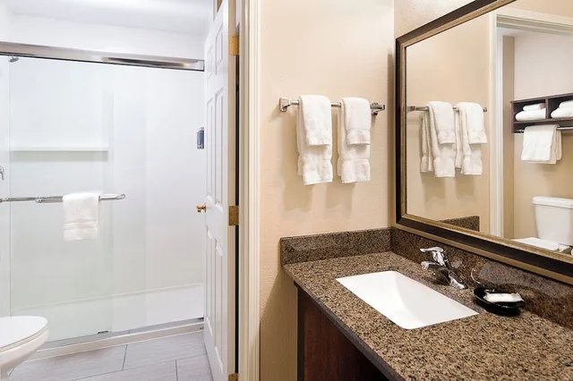 جناح عائلي بسريرين كوين مع أريكة، Aspen Suites - Rochester 2/3