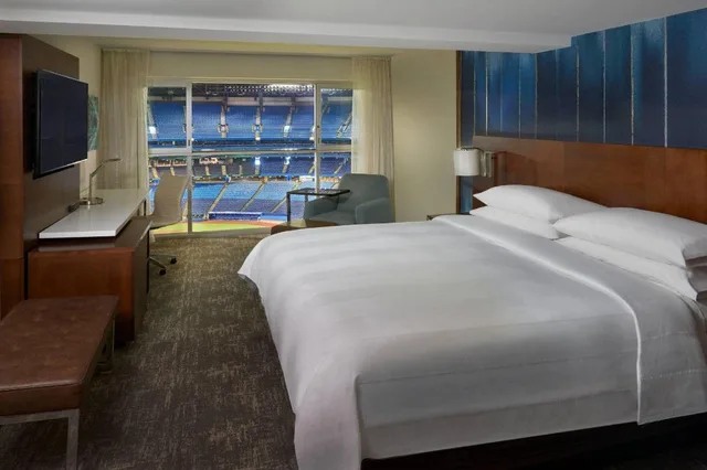 Guest Room, King Bed, Stadium View, Toronto Marriott City Centre Ex Renaissance Toronto Hotel 1/3