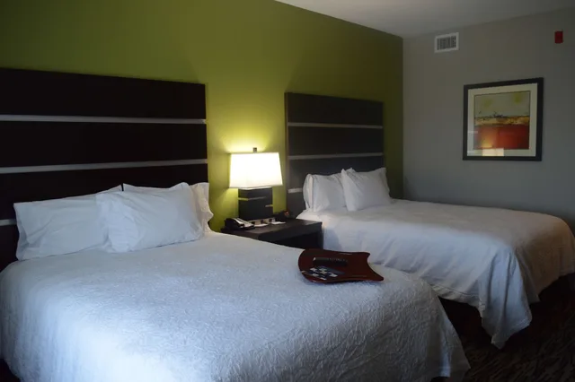 غرفة بسريرين كوين بمطبخ صغير، Hampton Inn Foley 3/10