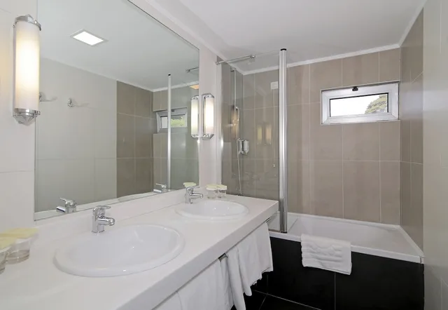 2 Bedrooms, Family, Double and Twin Beds, Lero Hotel 4/4