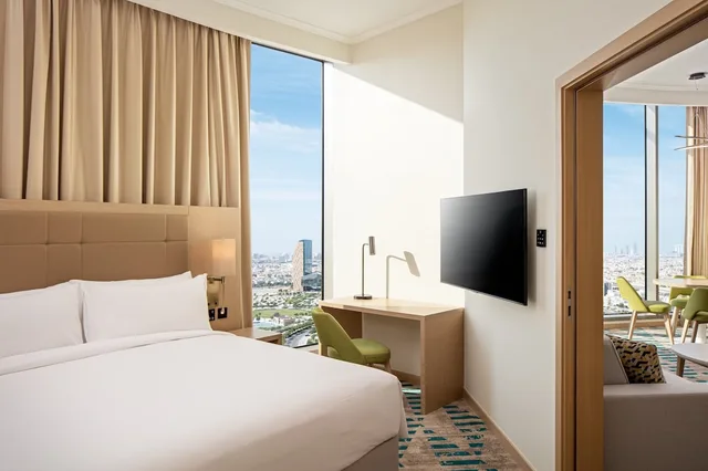 غرفة بريميوم بسرير كينج، Holiday Inn & Suites Dubai Science Park 4/5