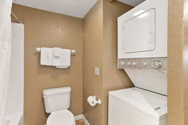 كوخ بسريرين منفصلين وسريرين كينج بغرفتي نوم مع أريكة، Sunrise Ridge Resort 9/9