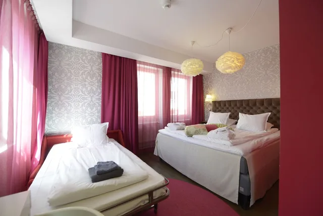 غرفة قياسية بسرير مزدوج وسرير فردي، Best Western Hotel Akersberga 1/3