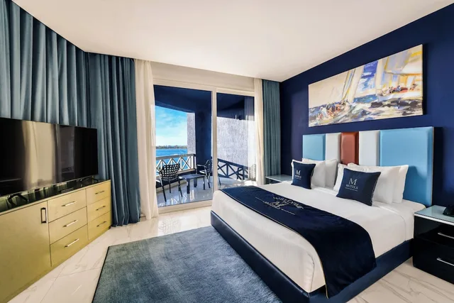 جناح تنفيذي بسرير كوين بإطلالة على البحر بغرفة نوم واحدة، M Hotels at Porto Marina 2/5