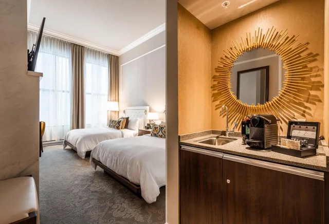 Classic, King Bed, 2 Queen Beds, Hotel Birks Montreal 8/10