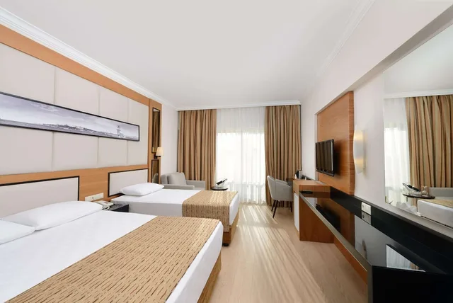 غرفة قياسية بسرير مزدوج وسرير فردي مع أريكة، Aydinbey Famous Resort 1/4