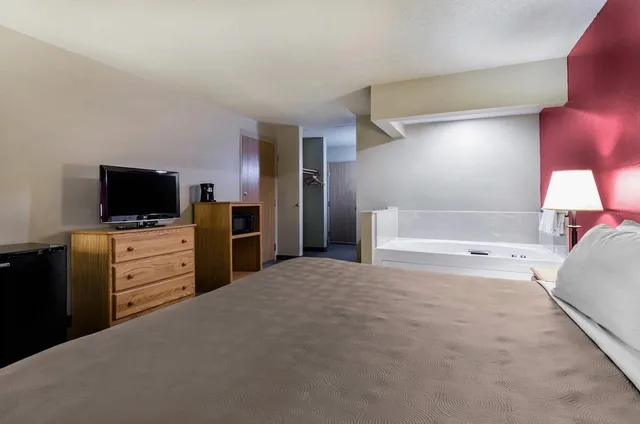 Suite, King Bed, Accessible, Rodeway Inn Hesston, KS 4/10