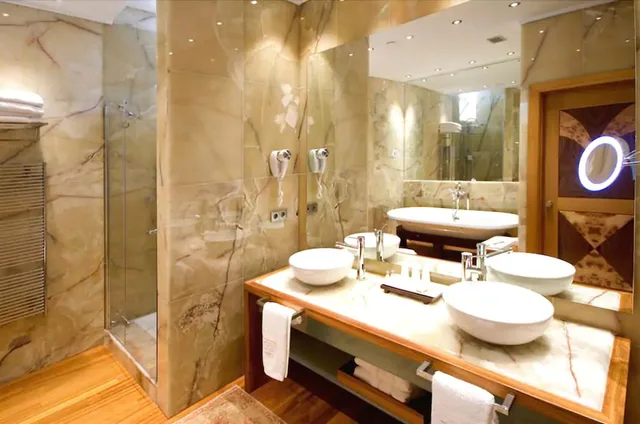 جناح غراند بسرير كينج بشرفة بإطلالة جزئية على البحر، Mirador de Dalt Vila Relais Chateaux 1/2
