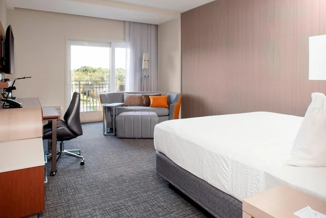 غرفة بسرير كينج بإطلالة على المدينة بشرفة مع أريكة لذوي الإعاقة، Courtyard By Marriott Deland Historic Downtown 1/3